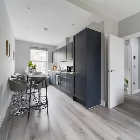 Stunning 3 Bed 3 Bath Townhouse In City Centre Villa